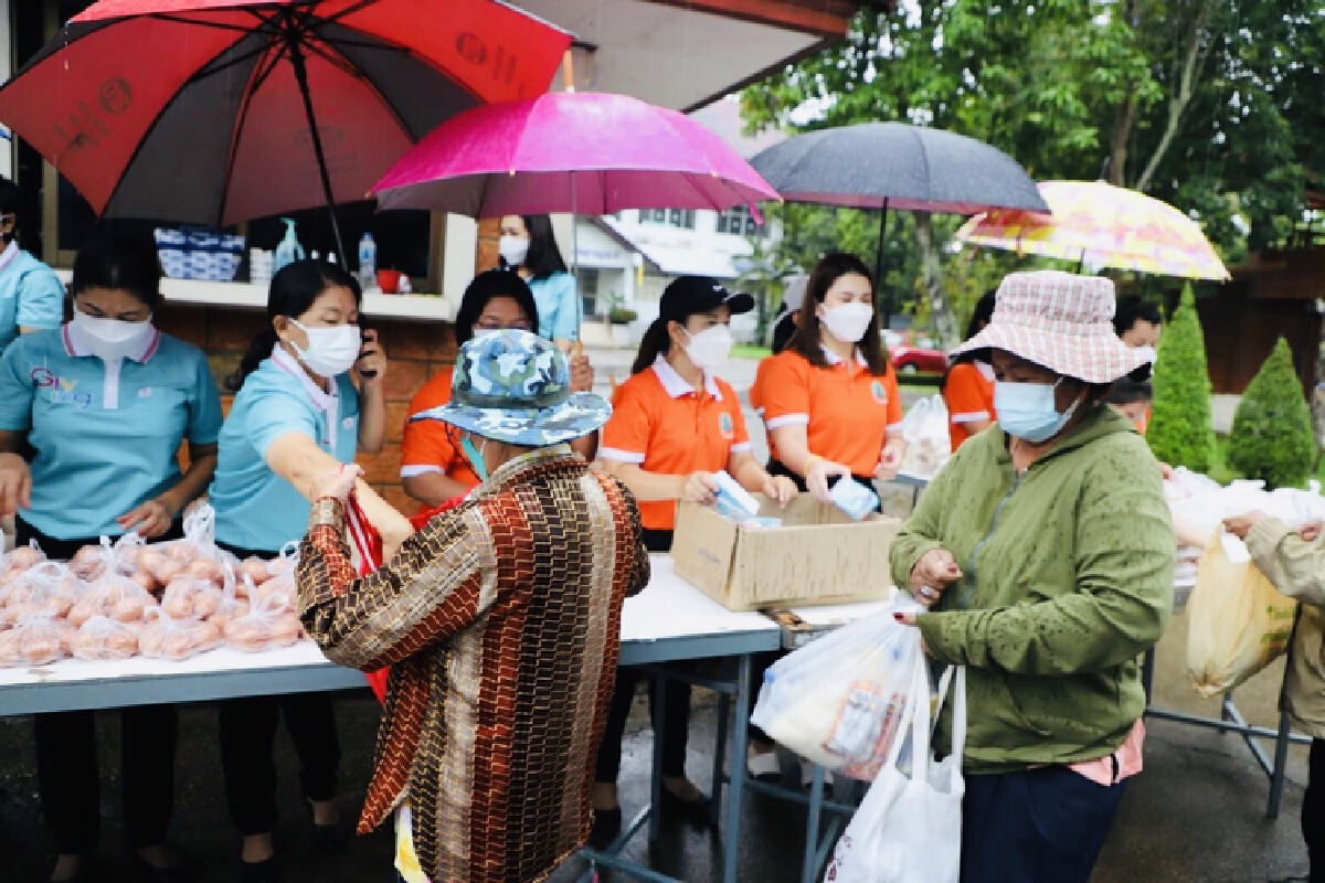 ผวจ.สุราษฎร์ธานี เปิดจวนแจกถุงยังชีพ