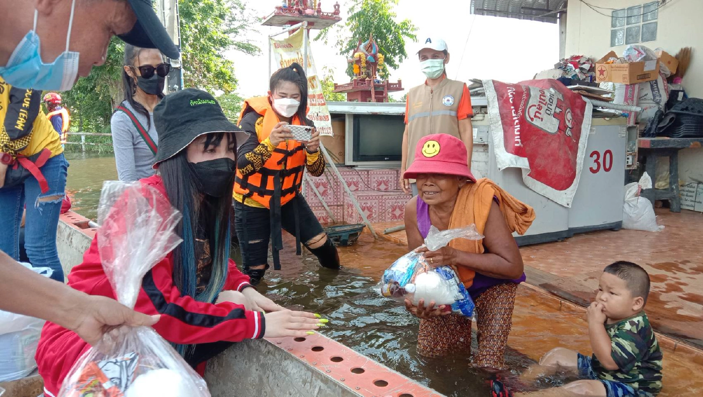 เนสกาแฟ ศรีนครและอาม ชุติมา ลุยน้ำแจกถุงยังชีพชาวโนนสูง