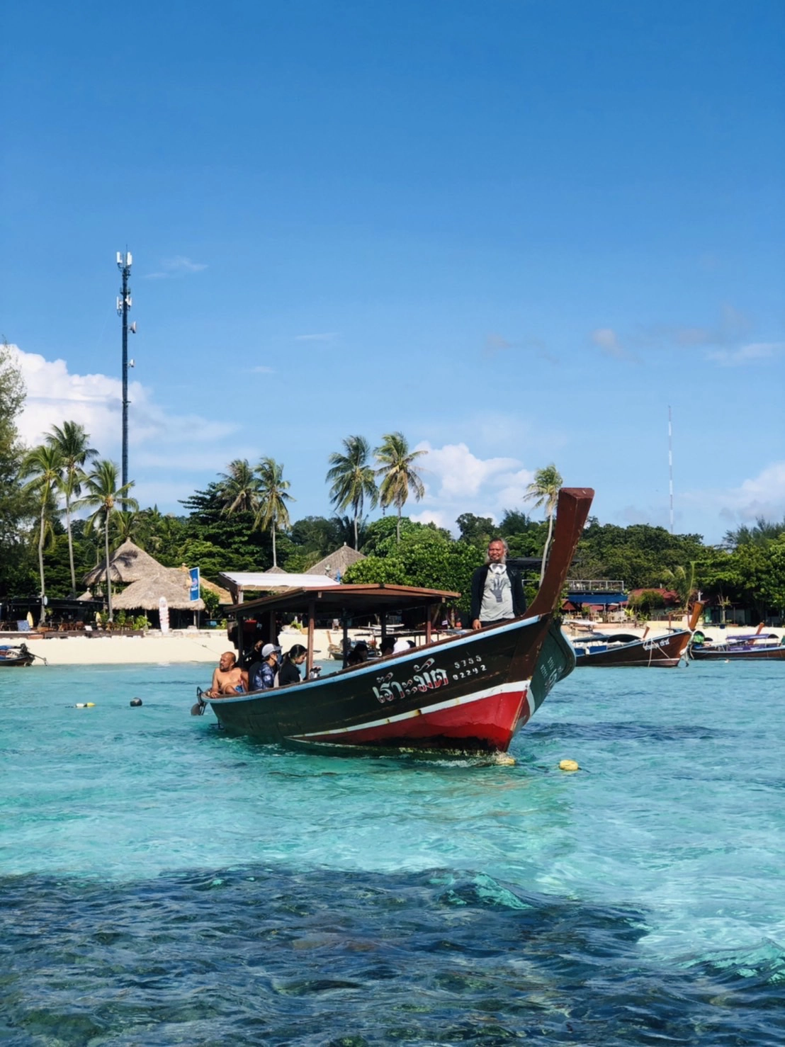 นักท่องเที่ยวกรี๊ด!!ดำน้ำเจอฝูงฉลามวาฬสร้างความประทับใจ