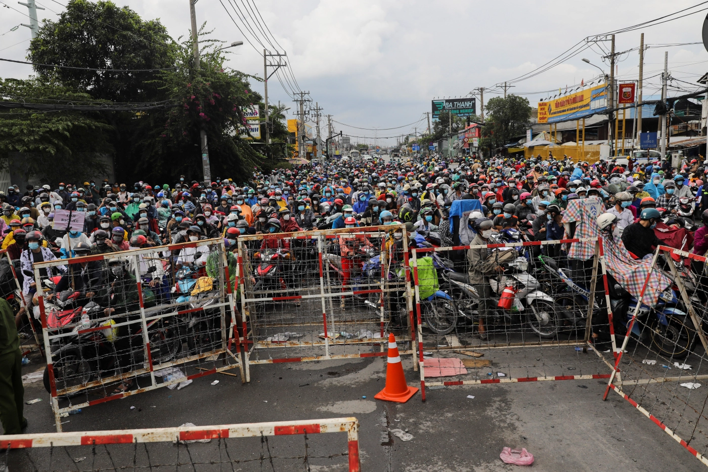 แรงงานเวียดนามฝ่าด่านตำรวจเพื่อกลับบ้าน