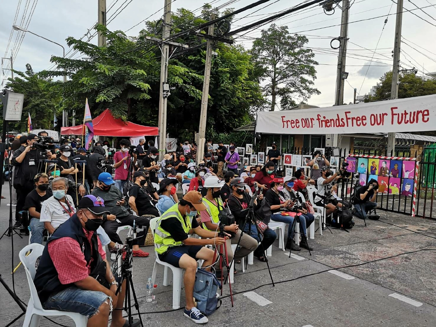 กลุ่มทะลุฟ้ารวมตัวเรือนจำพิเศษกรุงเทพฯ ทวงเพื่อน-คืนอนาคต