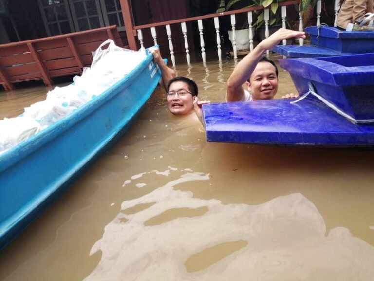 "เต้ มงคลกิตติ์" โชว์เหนือ "ธรรมนัส" ลุยน้ำลึกถึงคอแจกของน้ำท่วมอยุธยา