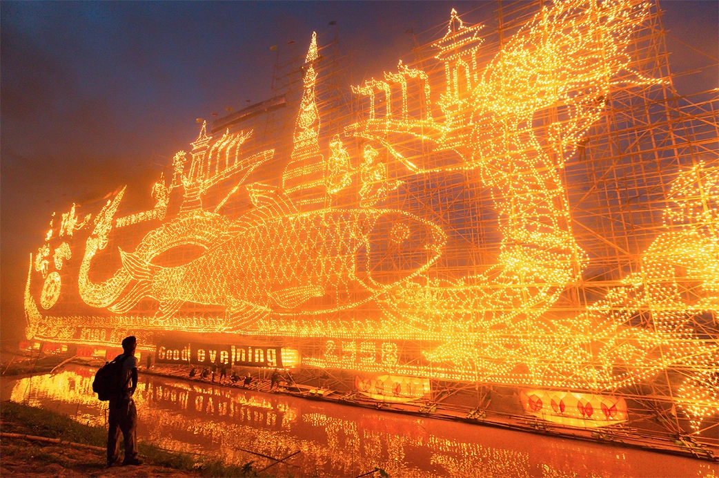 ประเพณีไหลเรือไฟ วิถีชาวอีสาน เปิดประวัติความเป็นมาและความสำคัญ