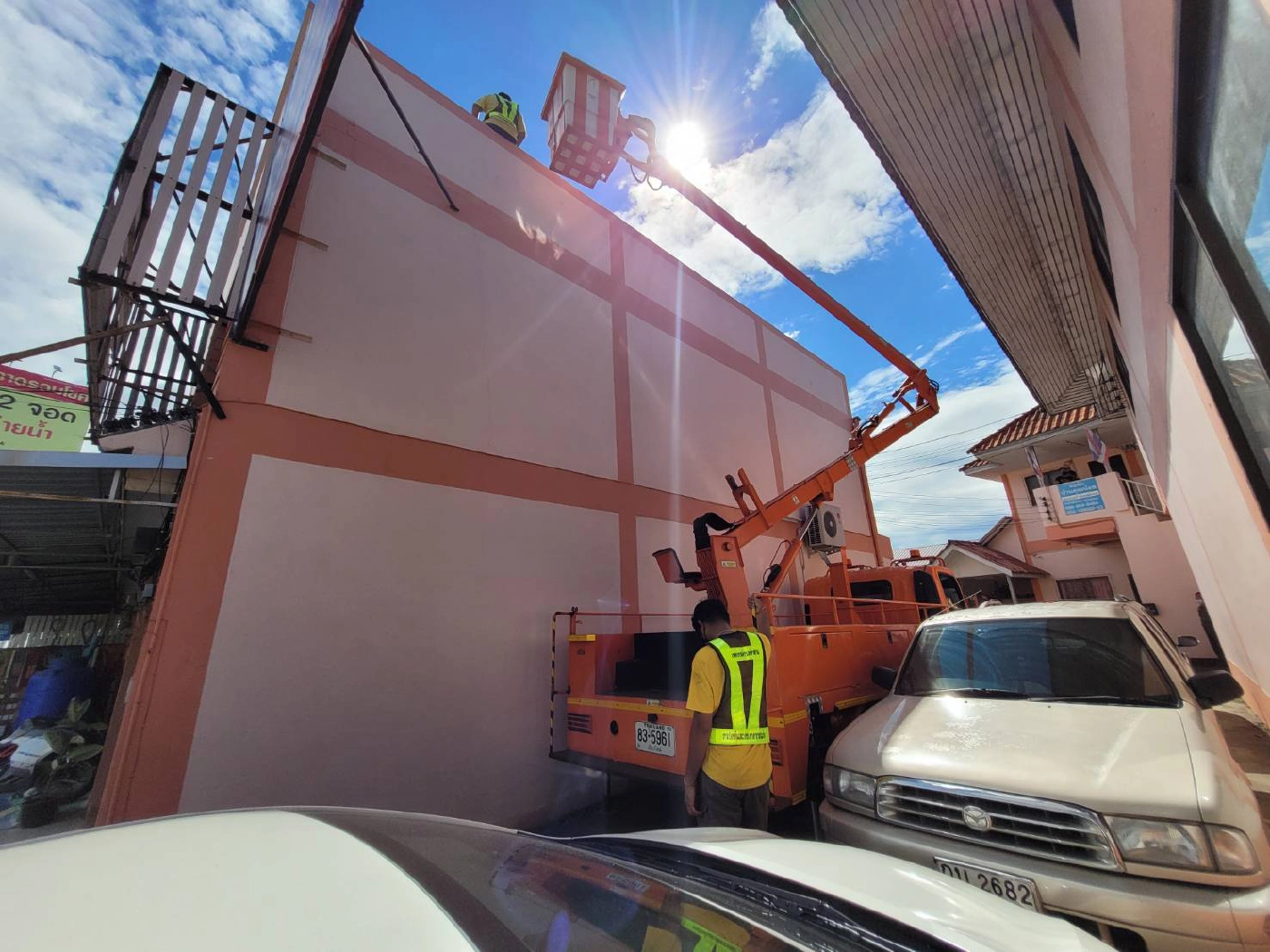 หวาดเสียว! กู้ภัยวิ่งไล่อุ้มแมวลงตึก 4 ชั้น