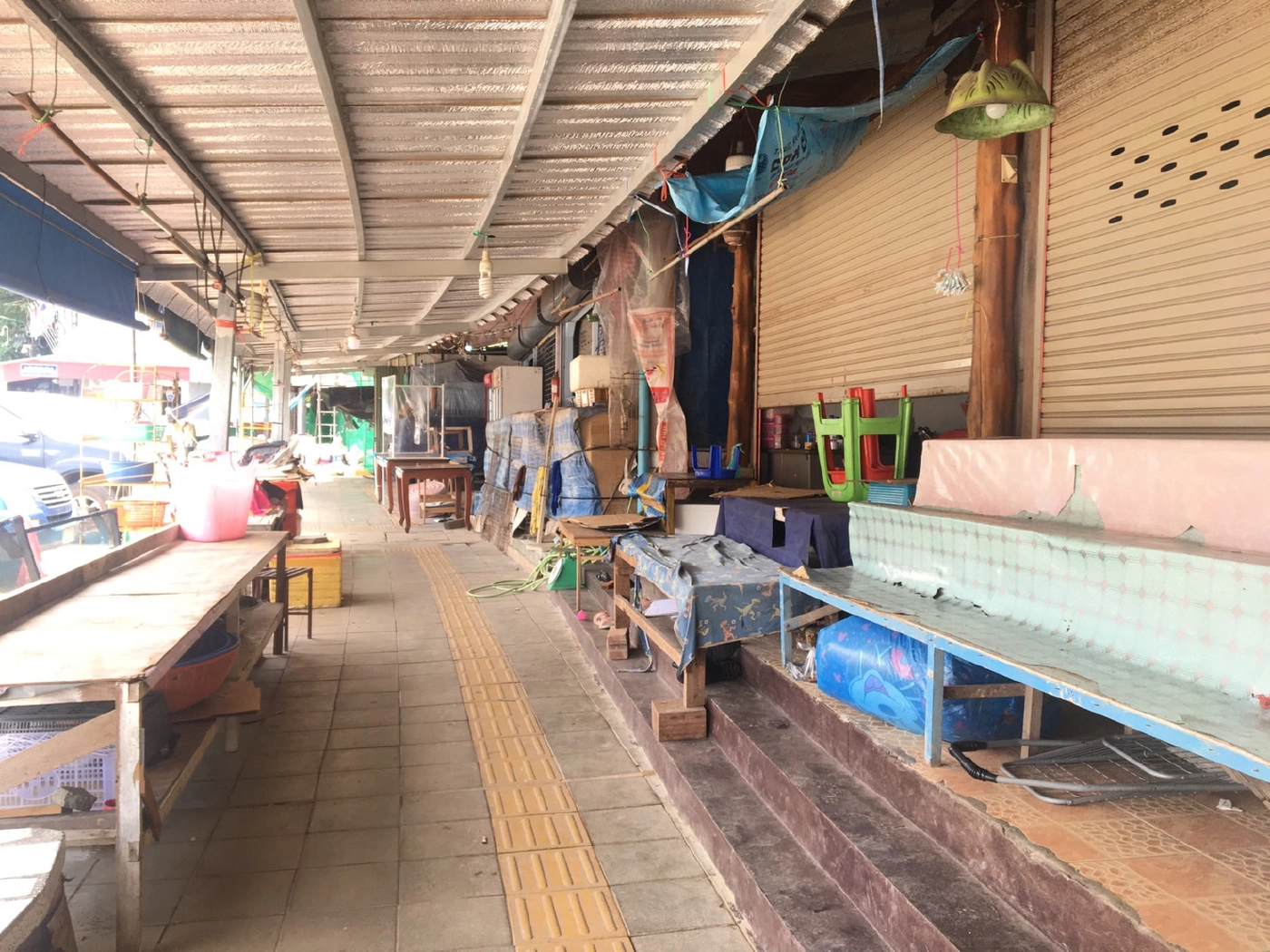 ตลาดการค้าชายแดนบ้านหาดเล็กเงียบเหงาเหตุโควิด-19 ระบาดหนัก ป่วย 50 รายแล้ว