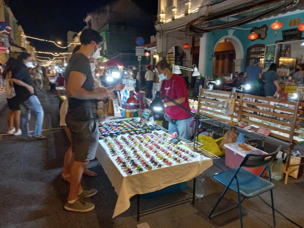 นักท่องเที่ยวแห่เข้าภูเก็ต มั่นใจมาตรการป้องกันและฉีดวัคซีนครบ 2 เข็ม