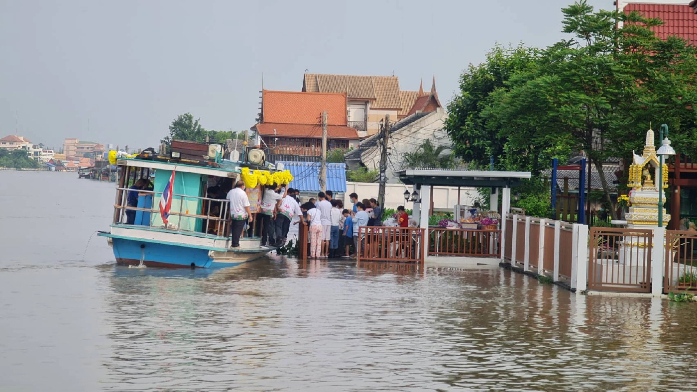 ปชช.ลุยน้ำร่วมตักบาตรพระร้อยวัดแรกหลังออกพรรษา