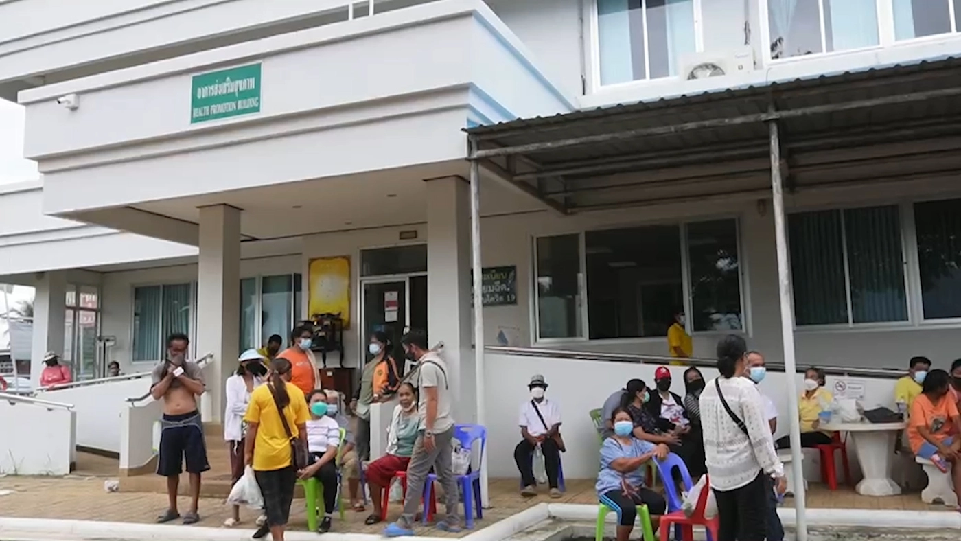 รพ.ปางศิลาทองอลหม่าน-แย่งบัตรคิววัคซีน