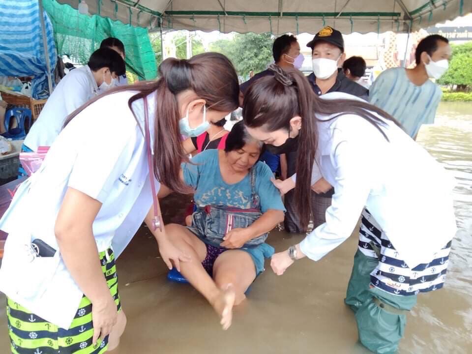 “ดร.ม่านฟ้า” นำทีมหมอเปลี่ยนชุดริมถนน ลุยน้ำท่วมตรวจโรคผู้สูงอายุ