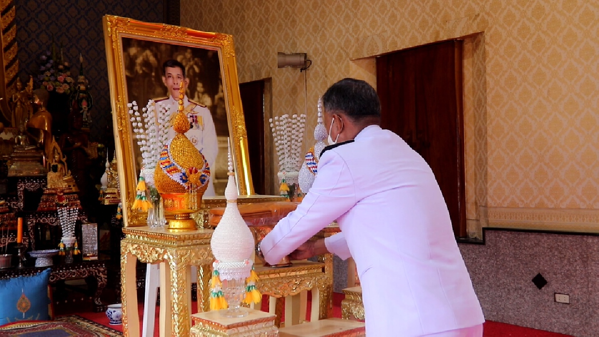 นครพนมอัญเชิญผ้าไตรพระราชทานและย่ามที่ระลึก