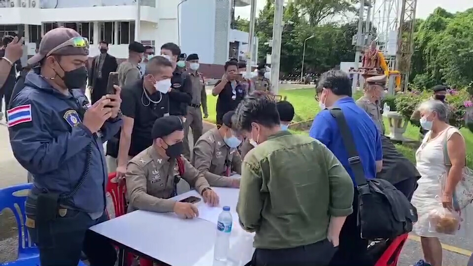 ตำรวจ 100 นายคุมเข้ม 9 แกนนำคาร์ม็อบหาดใหญ่เข้ารับทราบข้อกล่าวหา
