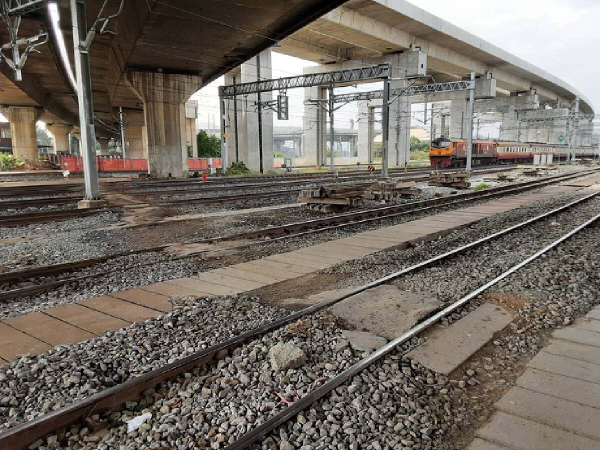 การรถไฟฯ แจ้งความเอาผิด คนบุกรุกทำลายรั้วแผงกั้น นิคมรถไฟ กม.11