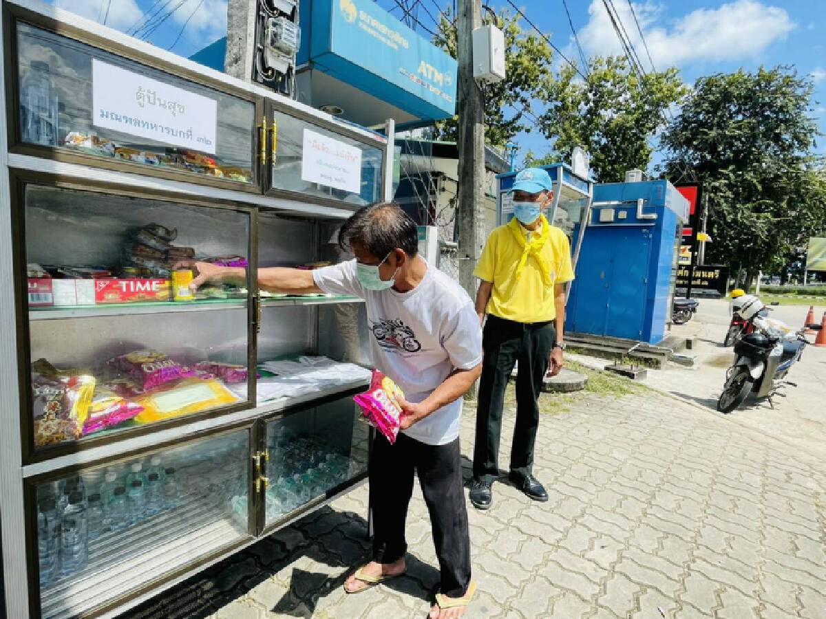 มทบ.32ลำปาง นำสิ่งของใส่“ตู้ปันสุข”เยียวยาโควิด