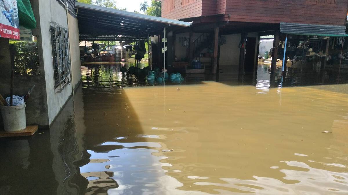 ลำบริบูรณ์สมทบลำเชียงไกรทะลักท่วมถนนและบ้านเรือนประชาชน