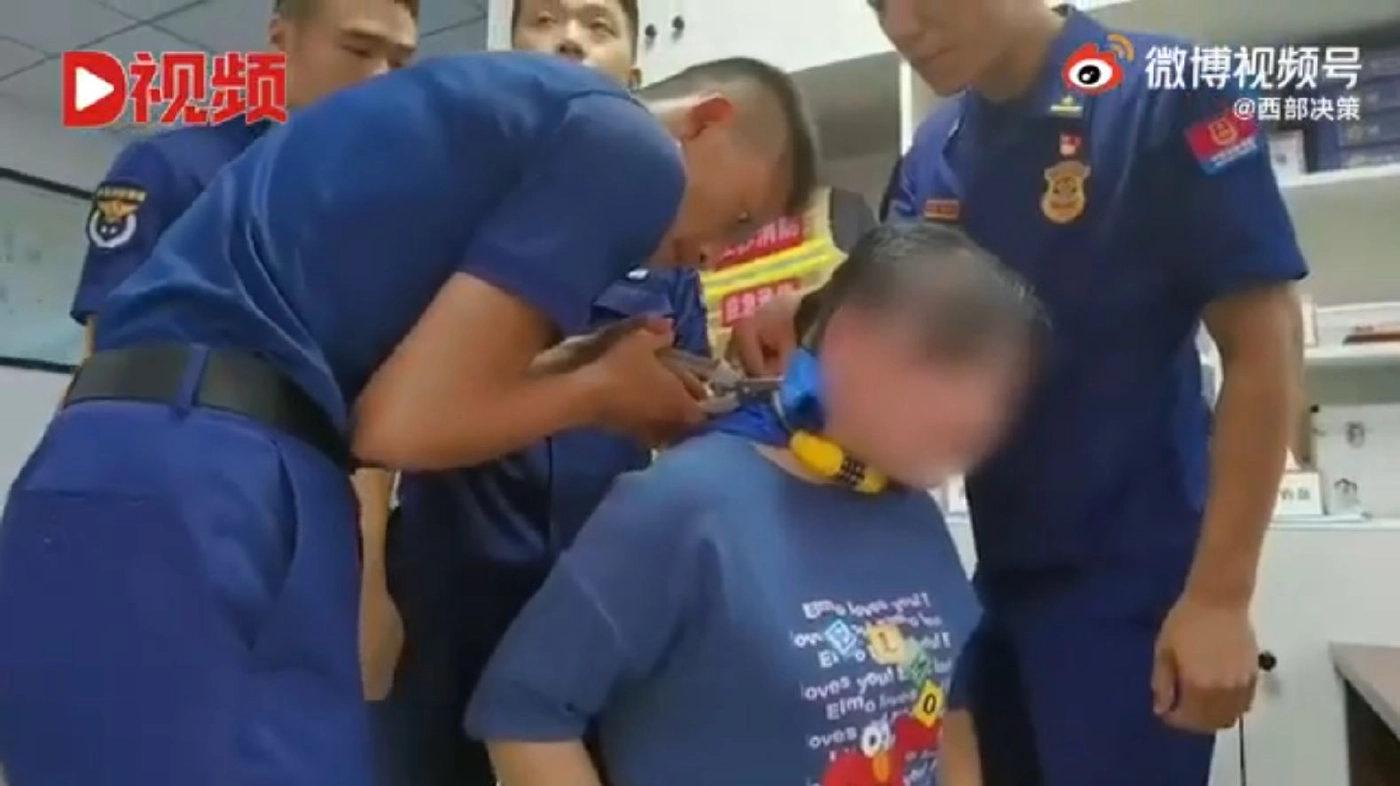 ซนไปหน่อย...เด็กจีนเอาที่ล็อกจักรยานล็อกคอแม่