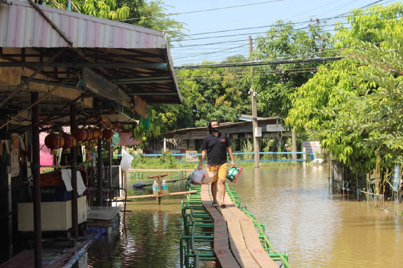 ตลาดอิงน้ำสามโคกกลายเป็นเมืองบาดาล หลังน้ำเอ่อล้นจากแม่น้ำเจ้าพระยา