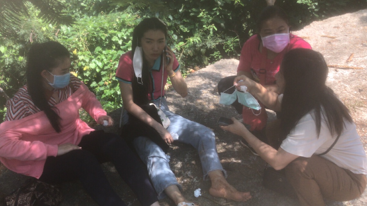 สาวชวนเพื่อนเที่ยวไหว้พระ ขับเก๋งขึ้นเขาก่อนผิดพลาดรถไหลตกหน้าผาเจ็บ 3 ราย