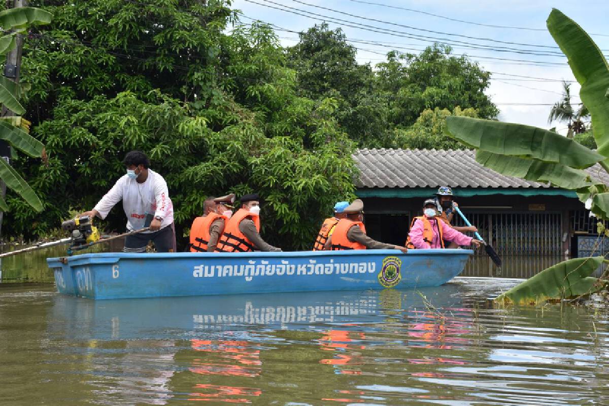 ผู้การอ่างทองลงเรือมอบถุงยังชีพช่วยเหลือชาวบ้าน