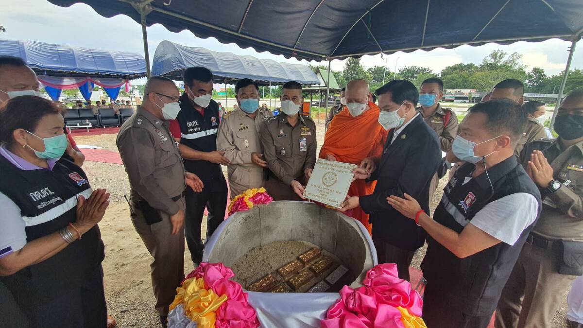พระอาจารย์พบโชค วางศิลาฤกษ์ สร้างศูนย์สายตรวจสภ.บ้านดู่