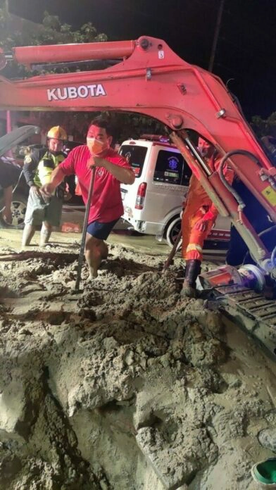 เกิดเหตุดินสไลด์ทับคนซ่อมท่อประปา 2 คน จนท.เร่งช่วยเหลือ