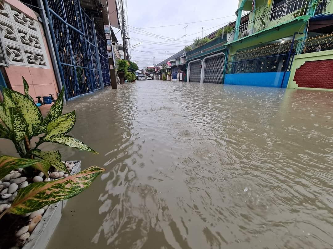 น้ำท่วมรอบองค์พระปฐม-เขตเทศบาลสูง 30 ซม. หลังฝนถล่มนาน 10 ชม.