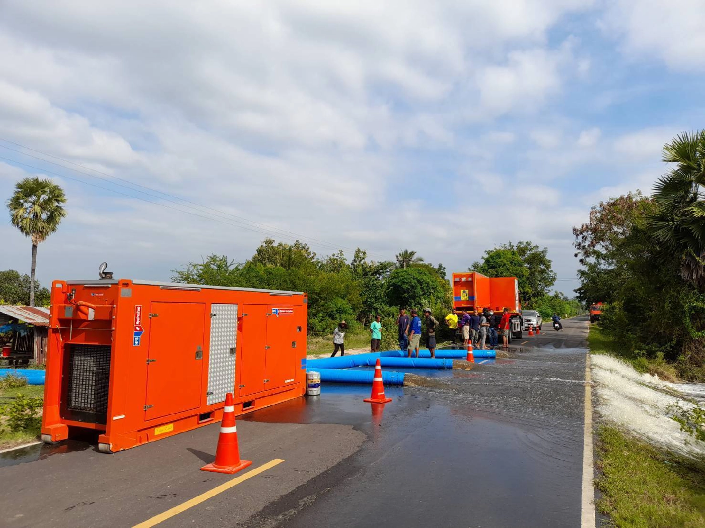 กู้ภัยนำเรือขนฟางช่วยควายติดน้ำท่วม