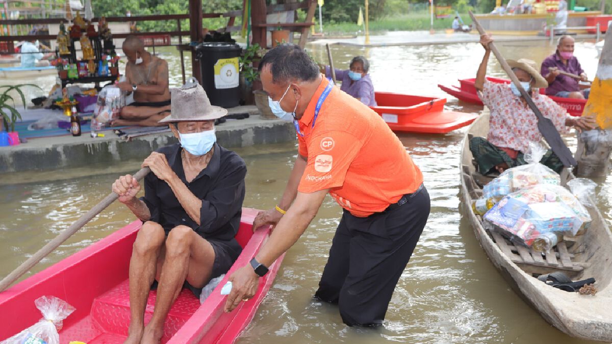 รมว.คมนาคม ลงพื้นที่มอบถุงยังชีพผู้ประสบอุทกภัย 3,300 ครัวเรือน