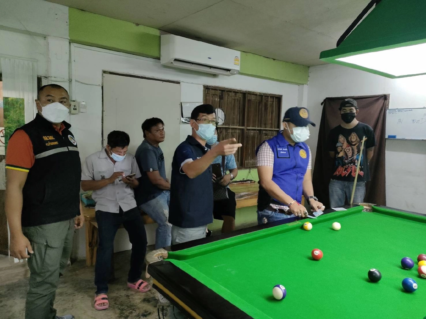 "กำแพงเพชร"บุกจับโต๊ะสนุกเกอร์-ฝ่าฝืนคำสั่งปิดสถานที่เสี่ยง