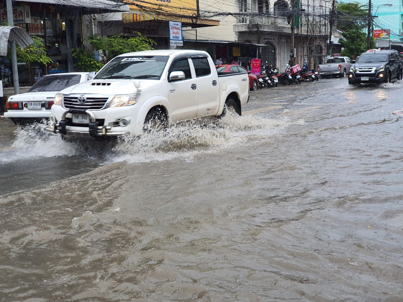 พายุฝนถล่มเมืองช้างทำฝนตกหนักติดต่อกันกว่าชั่วโมง น้ำท่วมสูงกว่า 50 ซม.
