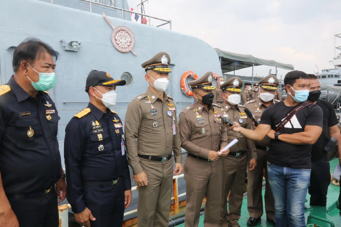 "บิ๊กใหม่" ควง "บิ๊กก้อง" แถลงจับน้ำมันเถื่อน 4 แสนลิตร 