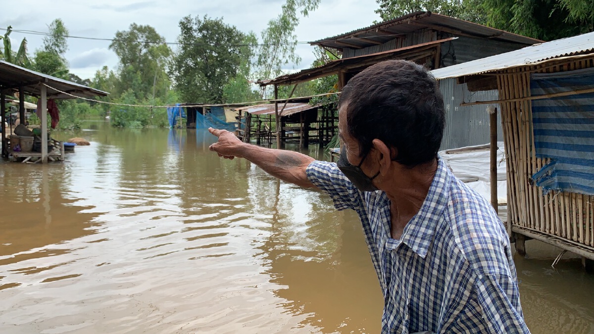 ศรีสะเกษ ชาวบ้าน 6 ครอบครัว น้ำท่วมบ้านต้องมานอนบนถนน