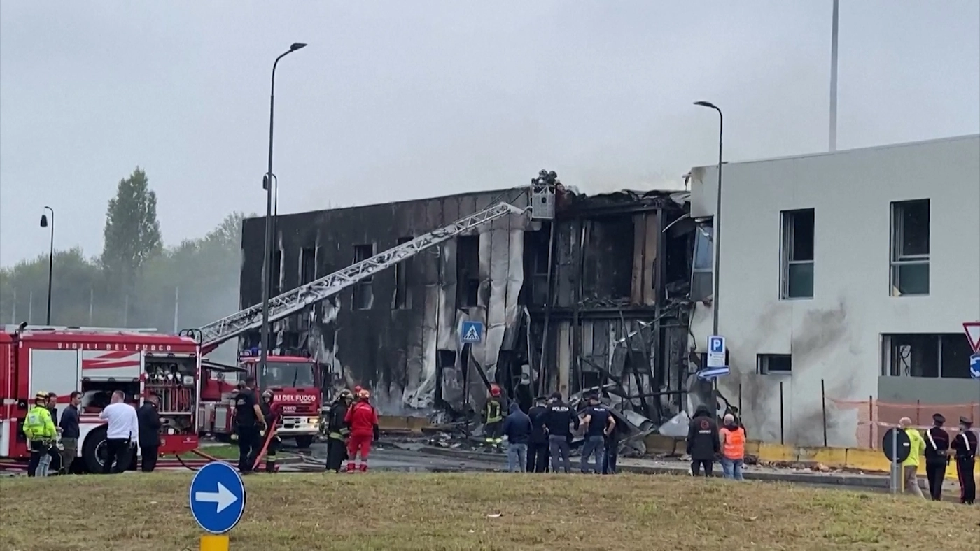 เครื่องบินเล็กตกชนตึกเปล่าที่อิตาลี