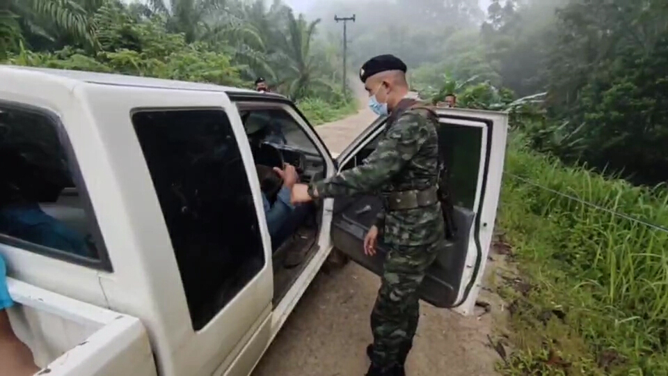 รวบหนุ่มมอญซิ่งกระบะขนแรงงานเมียนมาหนีข้ามจังหวัด