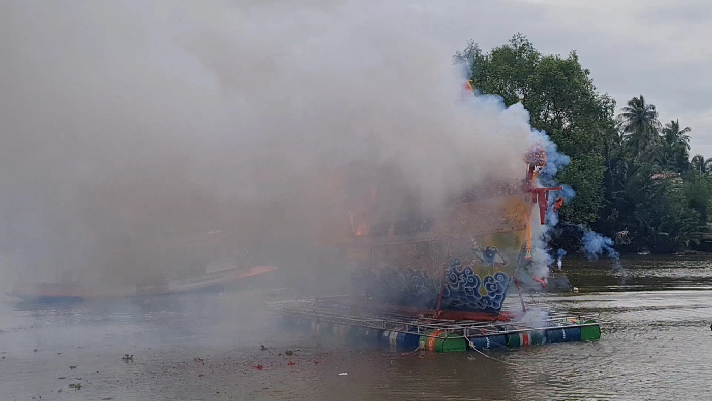 เผาเรือสำเภาพร้อมเครื่องบูชาส่งเทพเจ้าปรับเวลาหลบเคอร์ฟิว