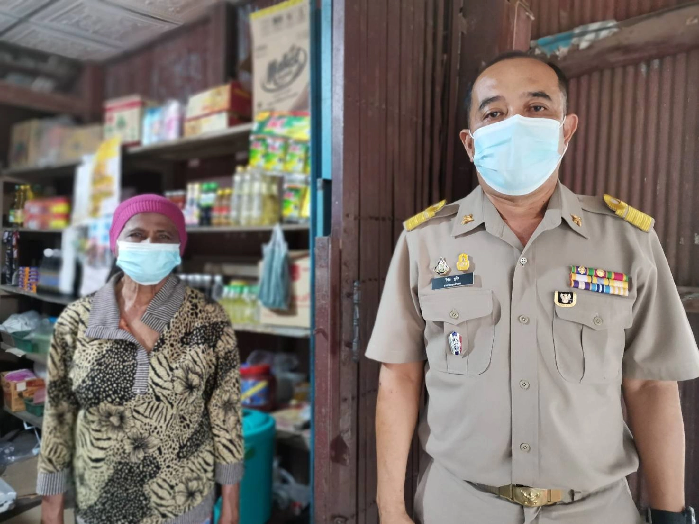 สสอ.เมืองพังงา ลงพื้นที่รับคำร้องเยียวยานศ.ถูกตัดหลังฉีดวัคซีน