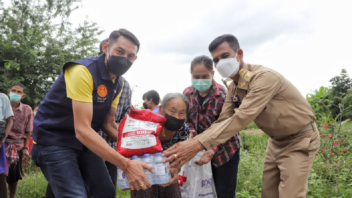 นอภ.หนองเสือ สส.พิษณุ ลงพื้นที่ มอบของช่วยชาวบ้านตำบลศาลาครุ