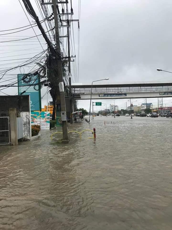 น้ำท่วมรอบองค์พระปฐม-เขตเทศบาลสูง 30 ซม. หลังฝนถล่มนาน 10 ชม.