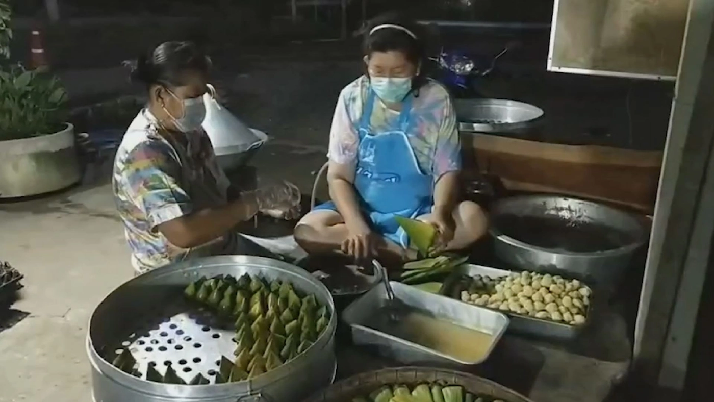 แม่ค้าสามชุกเร่งทำขนมรับงานบุญเพิ่มรายได้