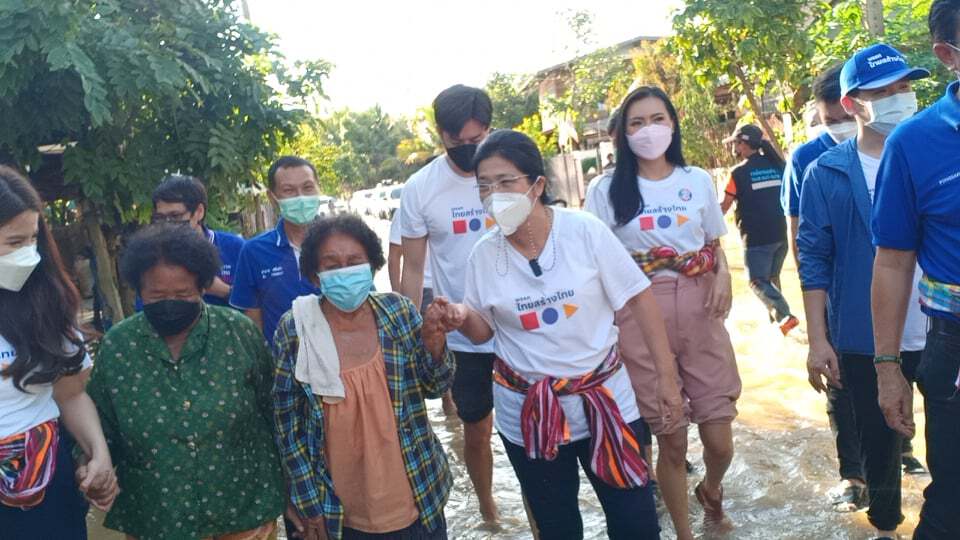 "หญิงหน่อย"ลุยช่วยชาวบ้านน้ำท่วมชูนโยบายบำนาญคนแก่