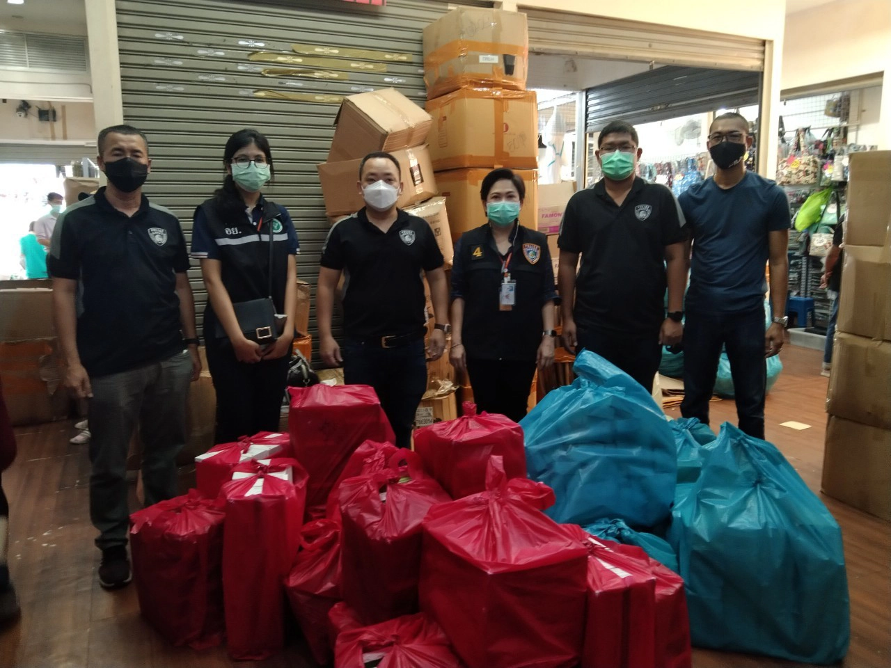 ตำรวจจับมือ อย. ค้นสำเพ็งแอบขาย ATK เถื่อนกว่า 5 พันชุด