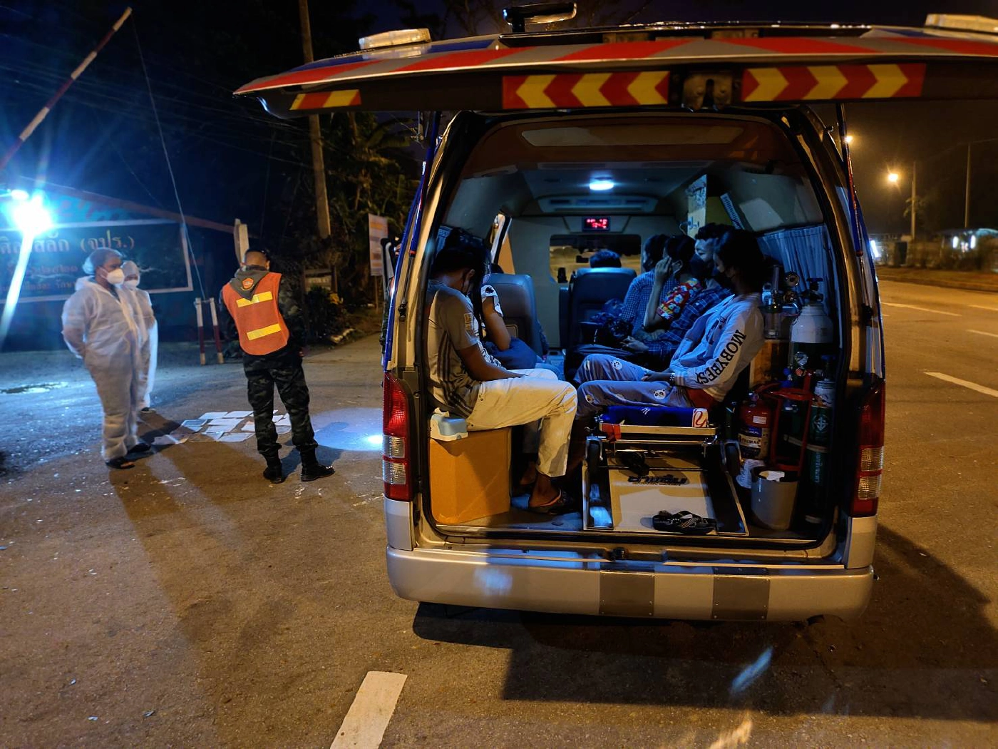 จับขบวนการขนต่างด้าวแสบ ใช้รถ AMBULANCE ขน 10 เมียนมาร์ส่ง กทม.