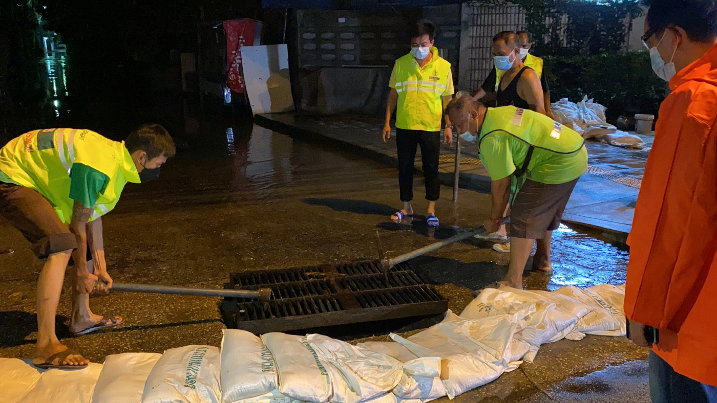 น้ำเอ่อล้นตลิ่งริมแม่น้ำเจ้าพระยา ท่วมซอยสามเสน 23 เขตดุสิต