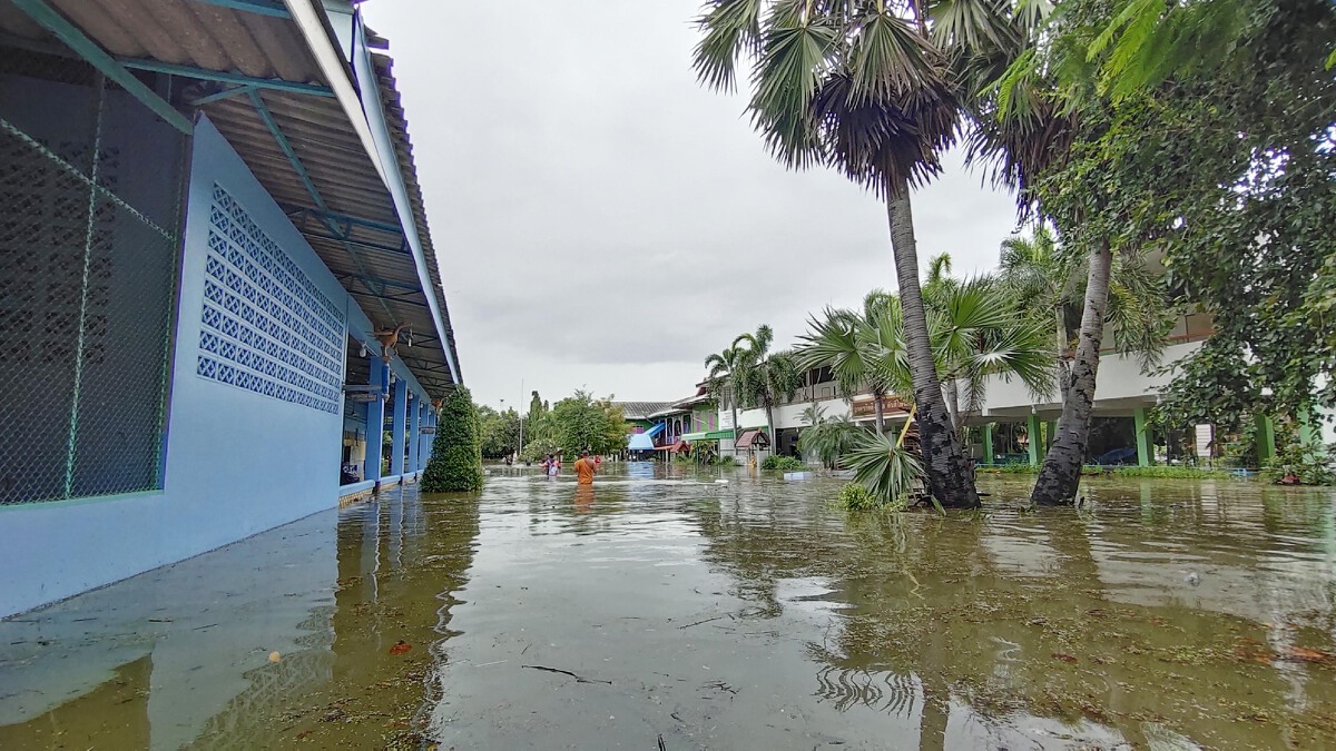น้ำล้นเขื่อนกระเสียว รอบ 10 ปี ทะลักท่วมเมืองสุพรรณฯ