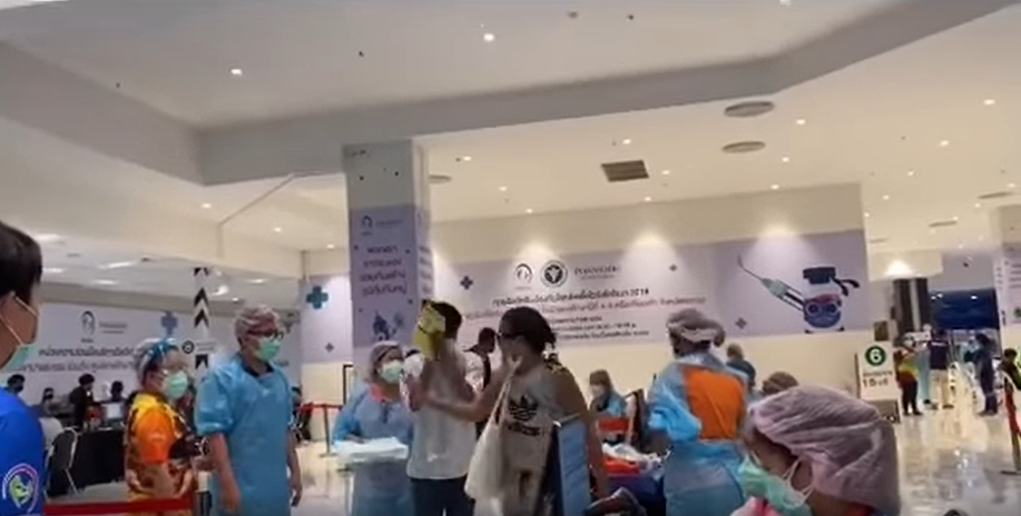 แชร์สนั่น "มนุษย์ป้า" ขู่พยาบาลฉีดวัคซีนเจ็บระวังโดนตบ!!