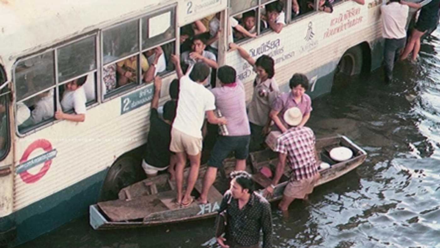 หนึ่งในน้ำท่วมกรุงครั้งใหญ่ปี 2526 ประชาชนต้องพายเรือเพื่อไปขึ้นรถเมล์ต่อ