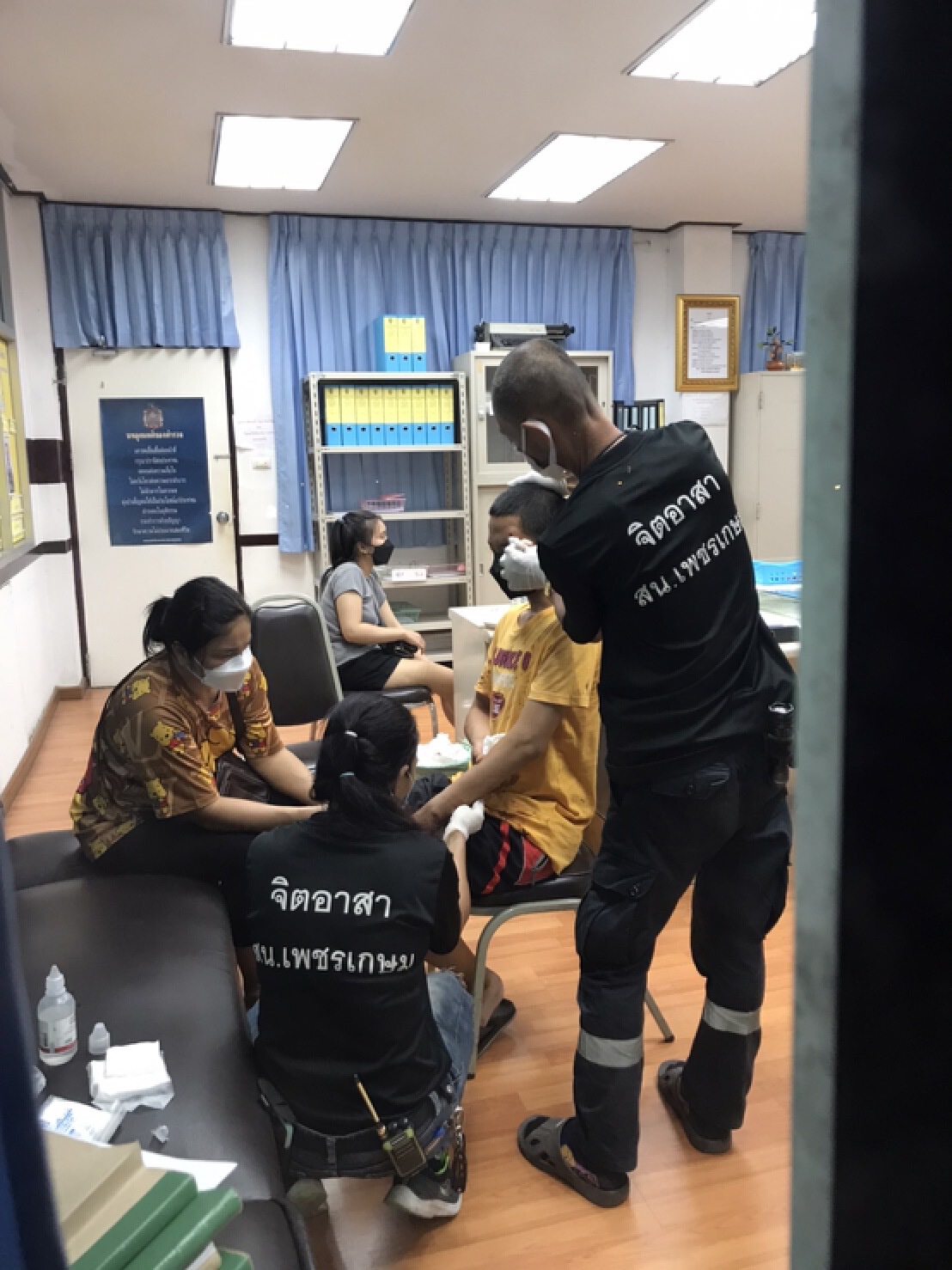 วัยรุ่นเจ้าถิ่นยกพวกร่วม 10 คนถล่มบ้าน หนุ่มต่างถิ่นฮึดสู้แทงดับ 2 เจ็บ 1