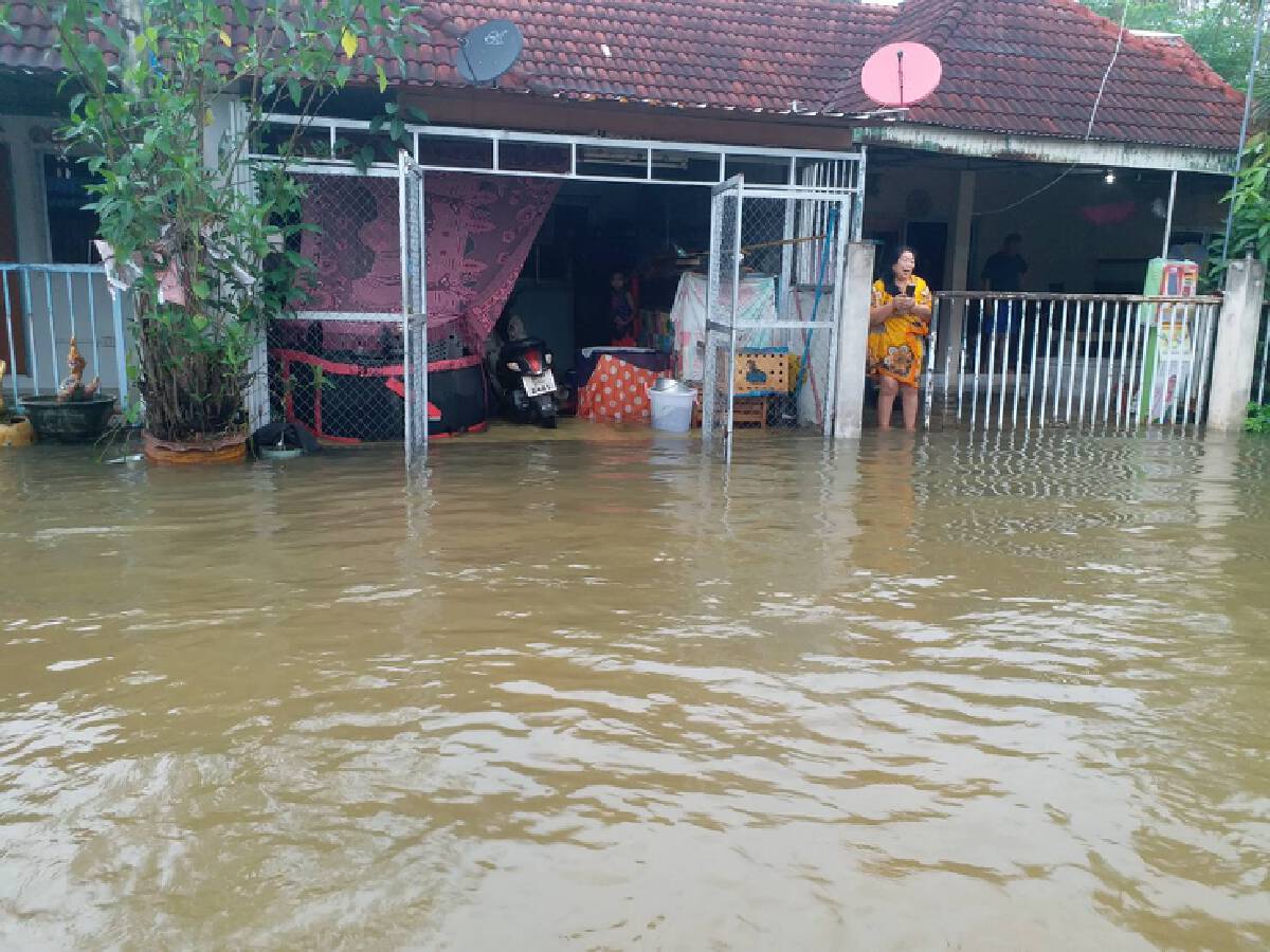 ทหารและกู้ภัยเร่งช่วยชาวบ้านขนของหนีน้ำ