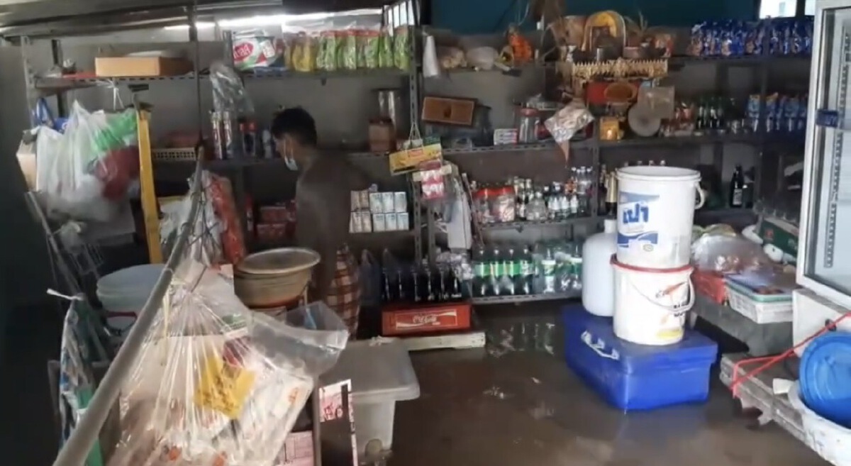 ไม่ทันตั้งตัวเจ้าพระยาเอ่อล้นเขื่อน เข้าท่วมบ้านเรือนประชาชน