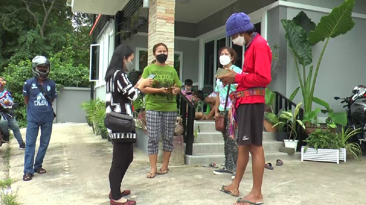 ตร.บ้านคลั่งบุกซ้อมเมียที่ขอแยกทางจับใส่กุญแจมือมีดจี้คอแทงหัวเลือดอาบ