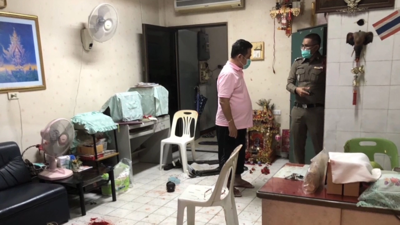 บุกเดี่ยวใช้ไม้หน้าสามทุบเจ้าของร้านทอง